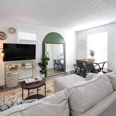 Cottage Near Downtown, King Bed, Private Yard, Free Parking